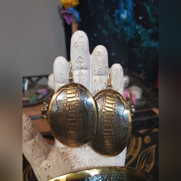 NWOT VINTAGE Gorgeous large metal alligator print belt buckle,matching earrings - Picture 3 of 7